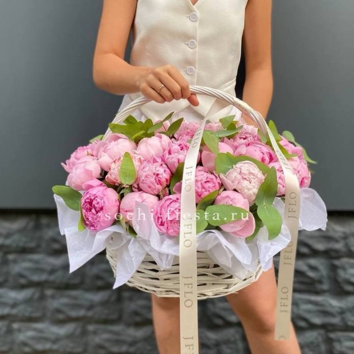 29 пионов в корзине в Саратове