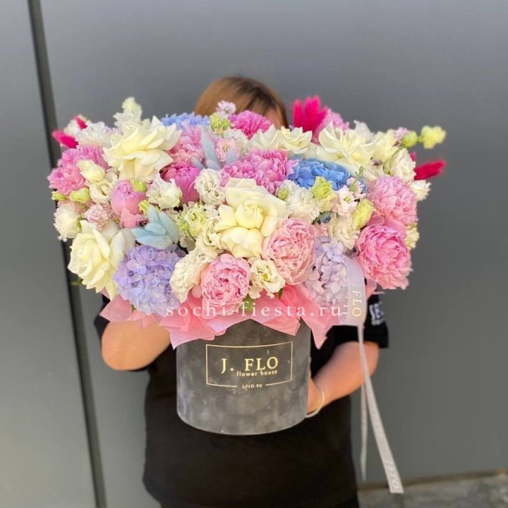 Цилиндр с пионами "Аса" в Саратове