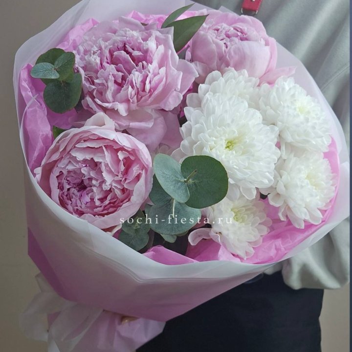  Букет комплимент с пионами в Саратове