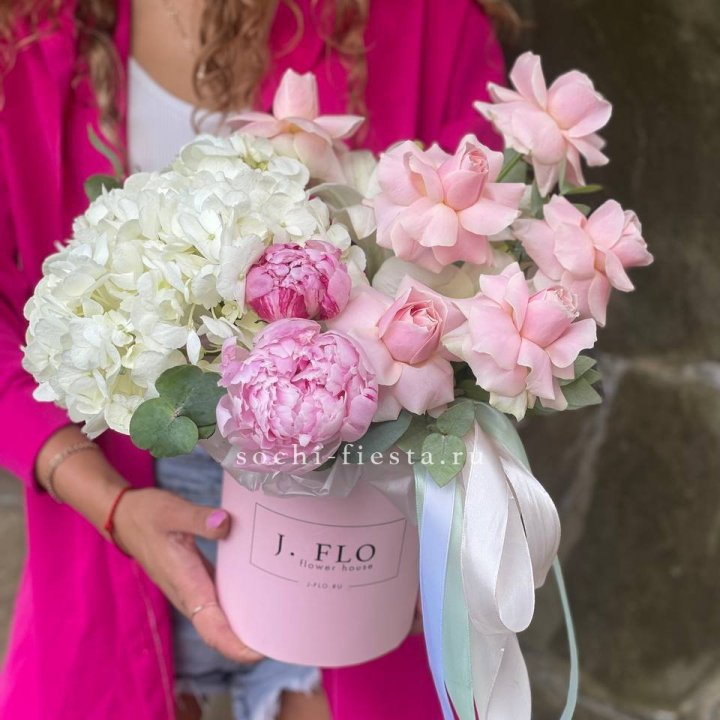 Цилиндр с пионами "Алисия" в Саратове