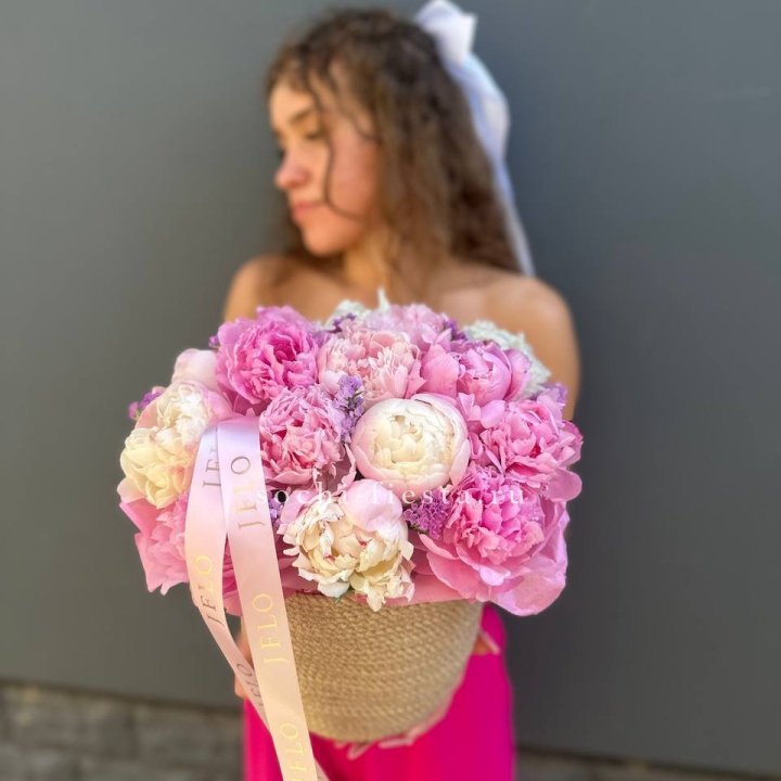 15 пионов в джутовом кашпо в Саратове