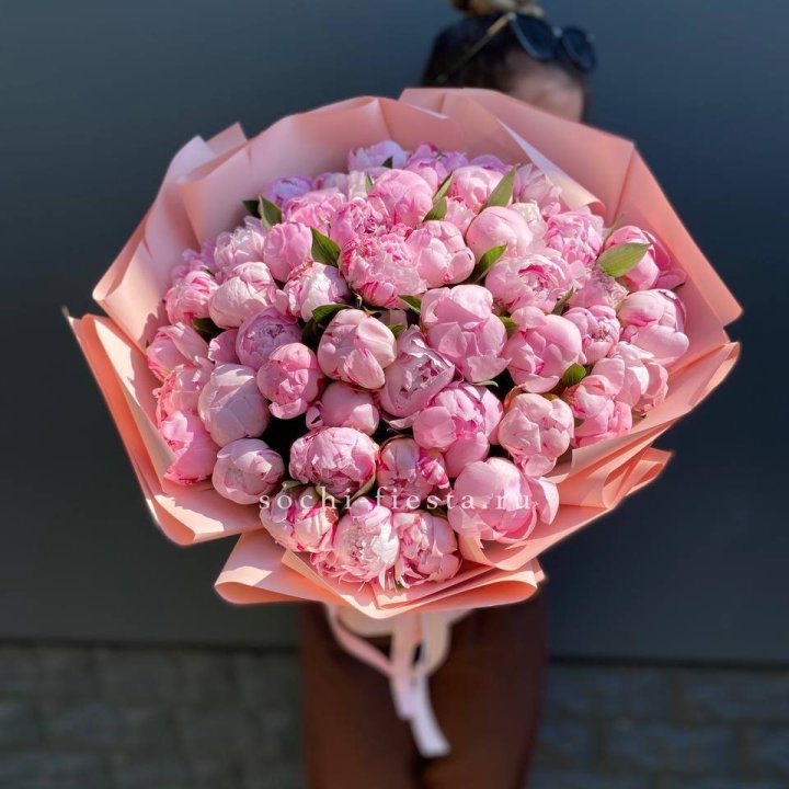Нежный букет 51 пионов  в Саратове