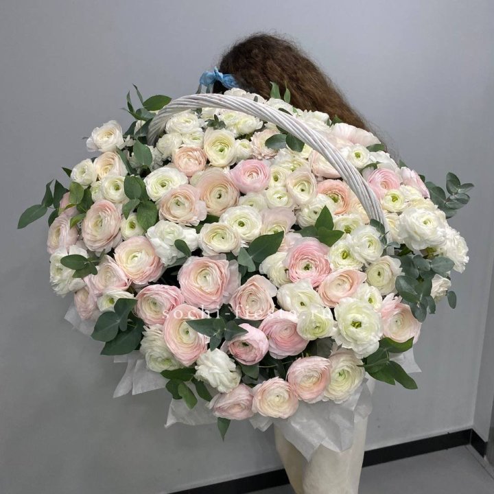 Ранункулюсы в корзине в Саратове