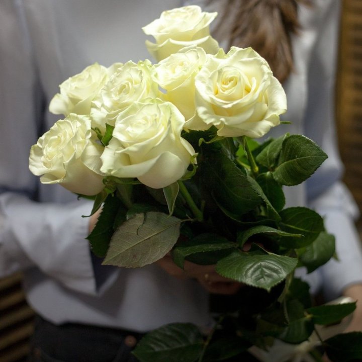 7 белых роз в Саратове