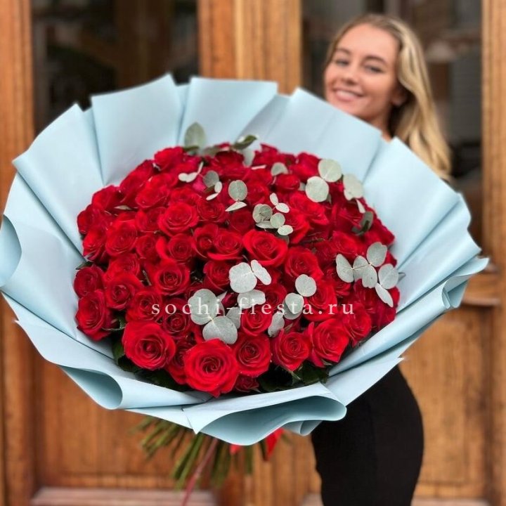 101 красная роза с эвкалиптом в Саратове