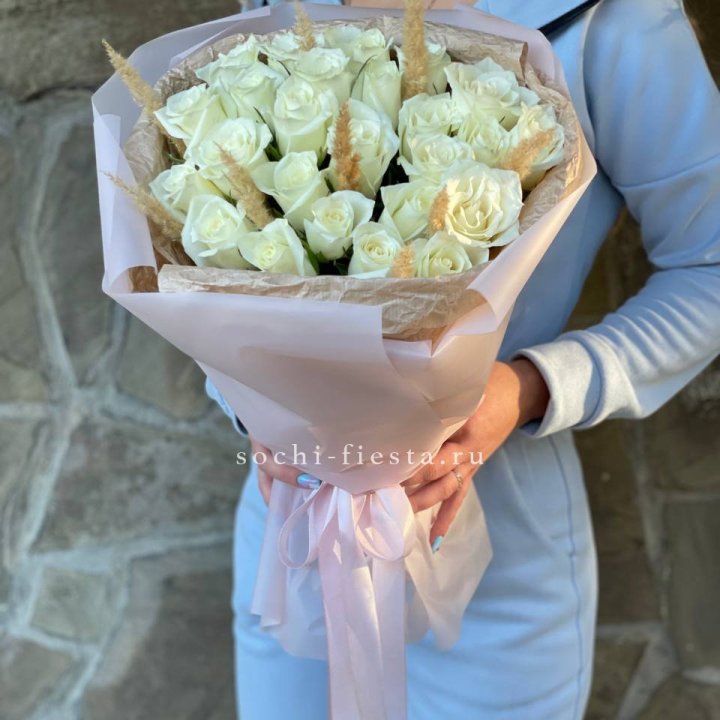 25 белых роз с сухоцветами в Саратове