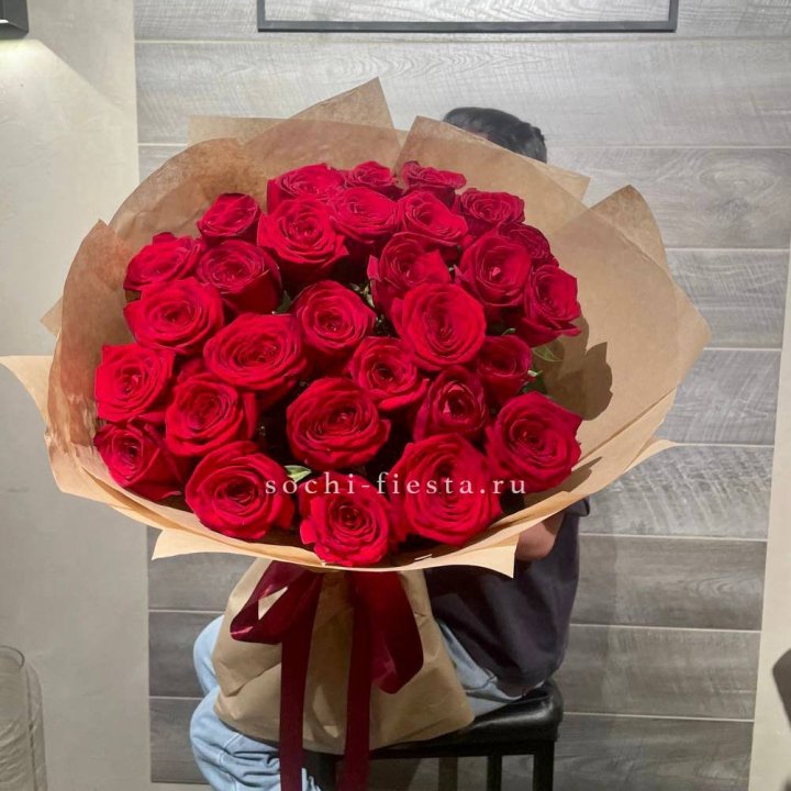 37 красных роз в крафте в Саратове