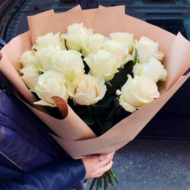 15 белых роз "Крафт" в Саратове