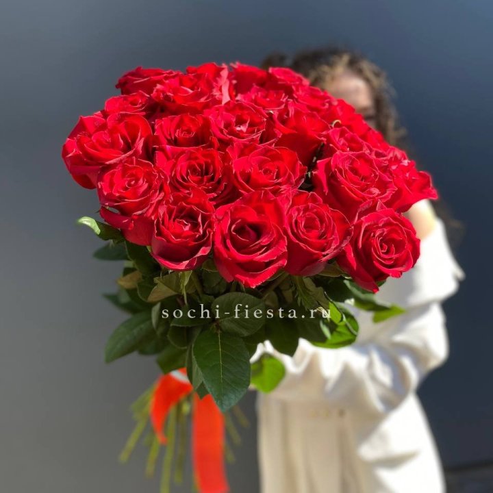 25 высоких красных роз в Саратове