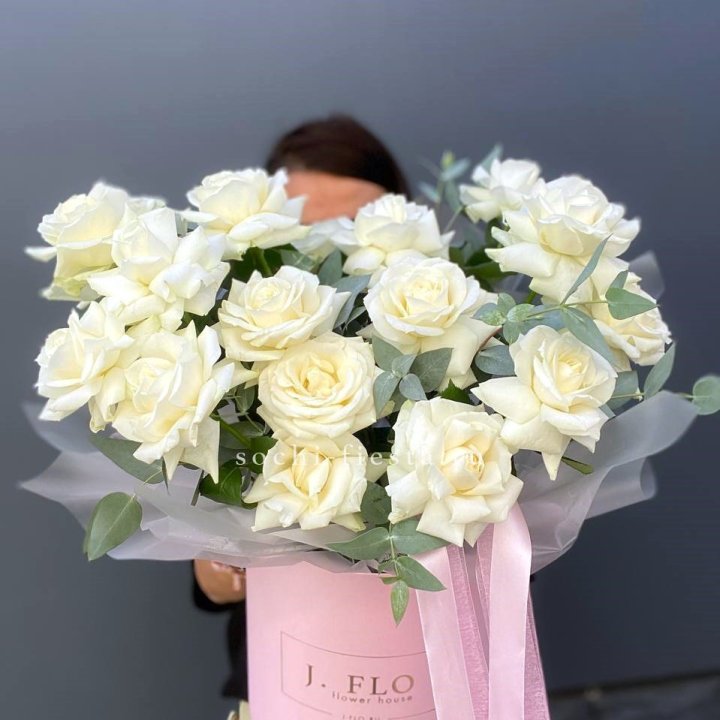 17 Французских белых роз в боксе в Саратове