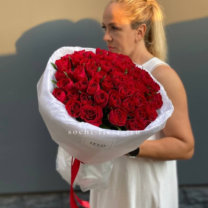 51 роза мадам ред в нежном оформлении в Саратове