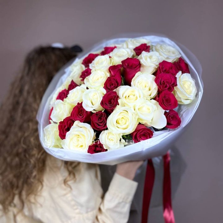 Букет из красных белых 45 роз в Саратове