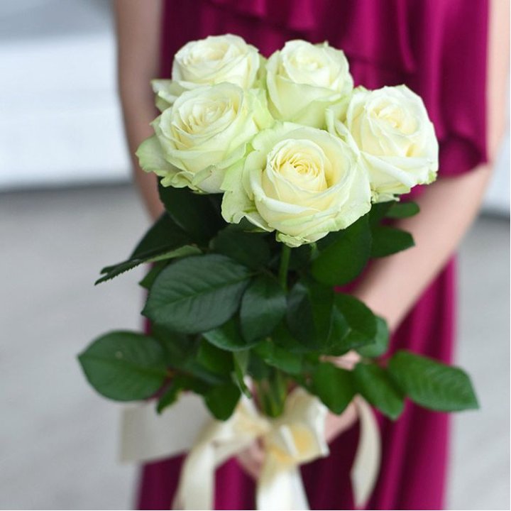 5 белых роз в Саратове