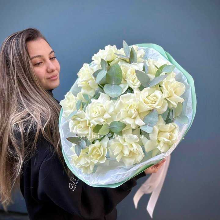 15 Белых французских роз "Ноте бьянка" в Саратове