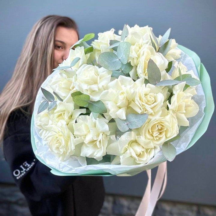 19 Белых французских роз "Ноте бьянке" в Саратове