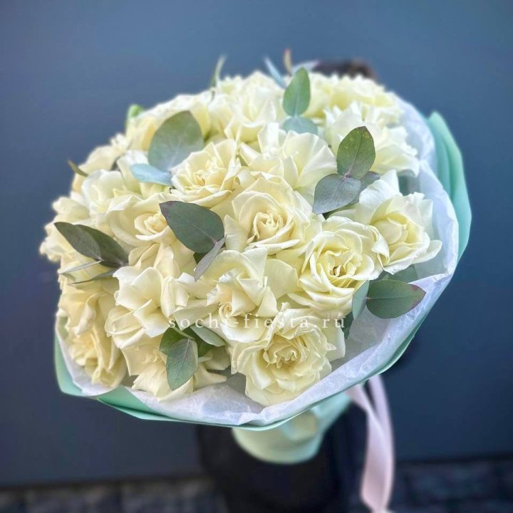 25 Белых французских роз "Ноте бьянка" в Саратове