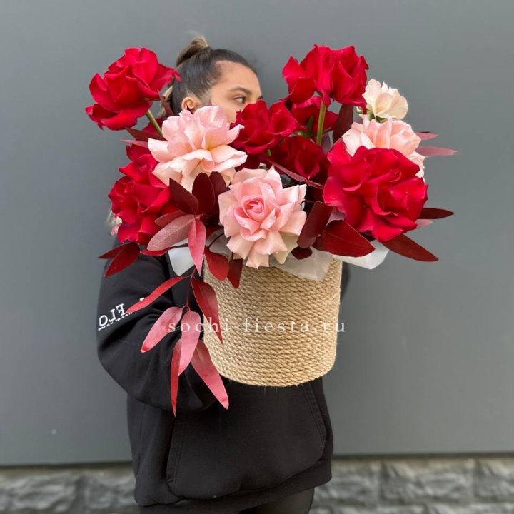 15 Французских роз в джутовом кашпо в Саратове