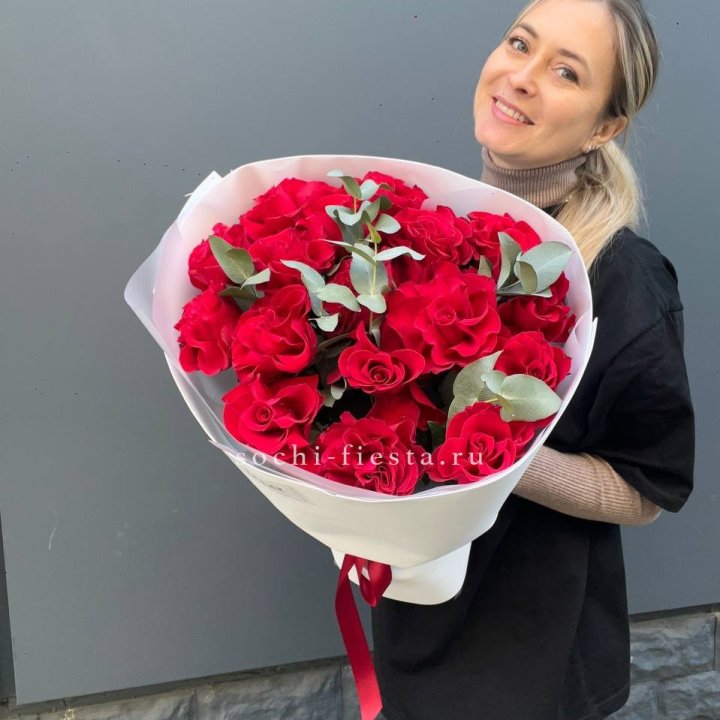 17 Красных французских роз в Саратове