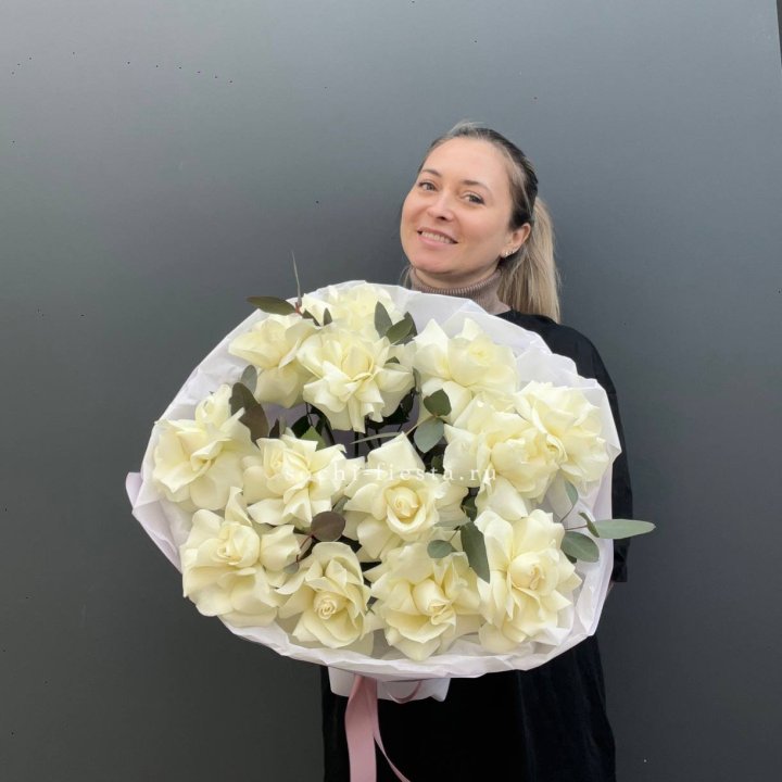 13 Белых французских роз Облако в Саратове