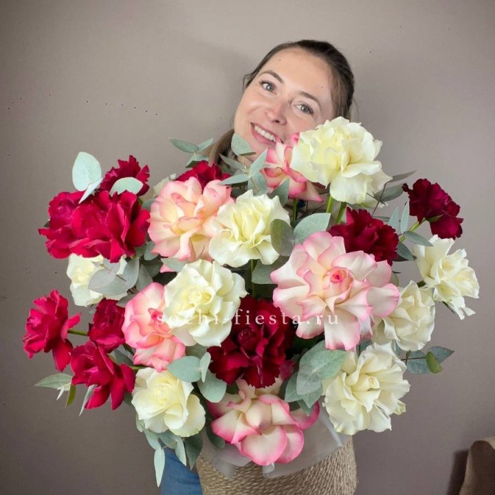 35 французских роз микс в джутовом боксе в Саратове