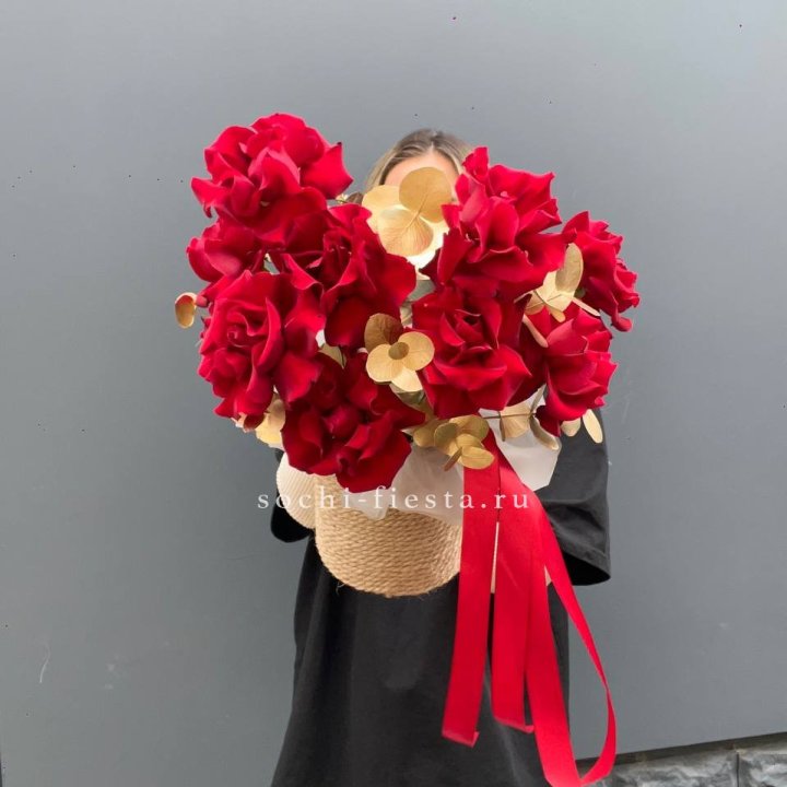 Красные французские розы в джутовом кашпо в Саратове