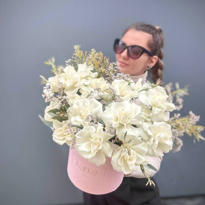 17 Французских белых роз в коробке Афина в Саратове