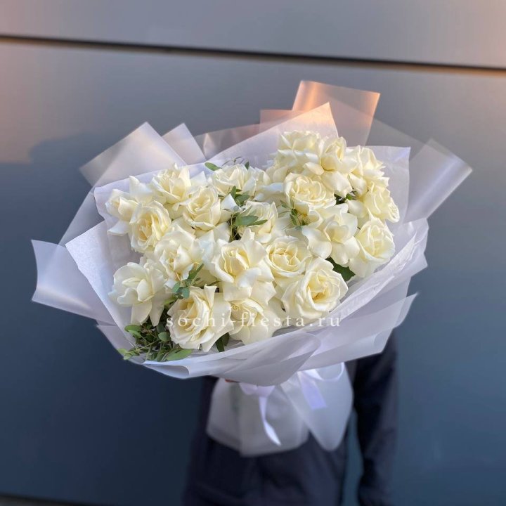 Пышный букет из белых роз в Саратове