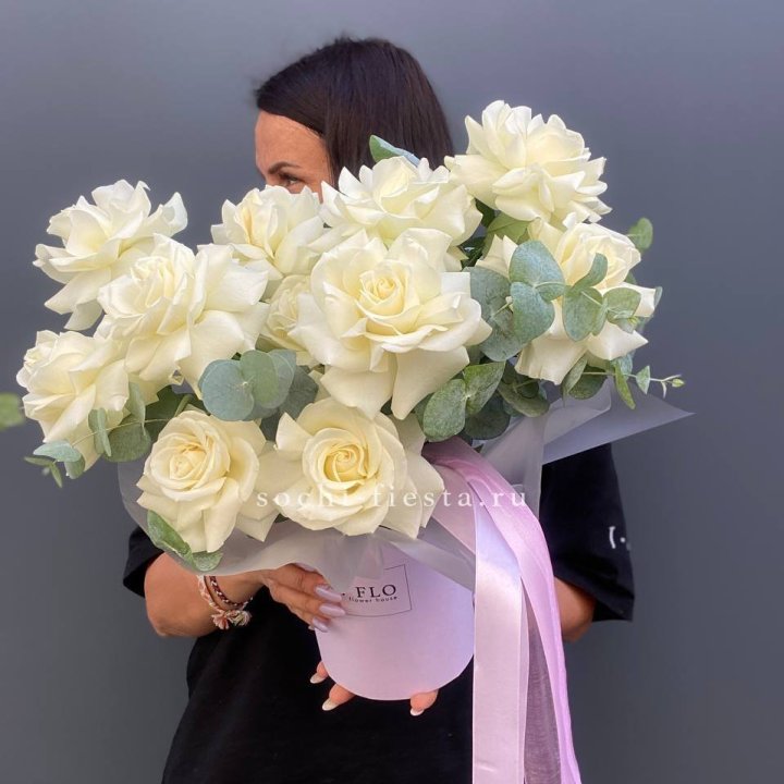 11 Французских белых роз в боксе в Саратове