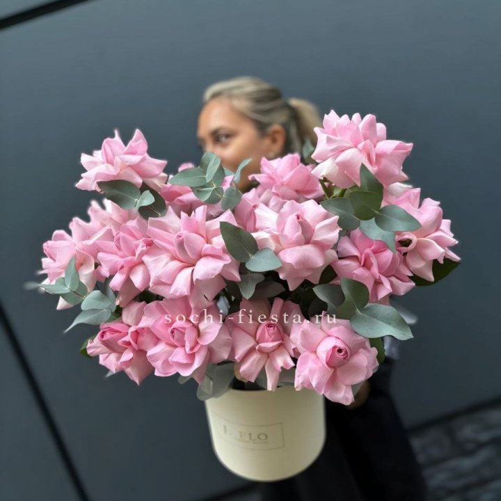 17 Розовых французских роз в боксе в Саратове