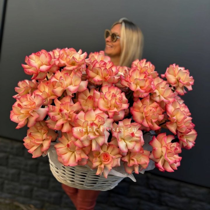 45 французских роз Джумилия в корзине в Саратове