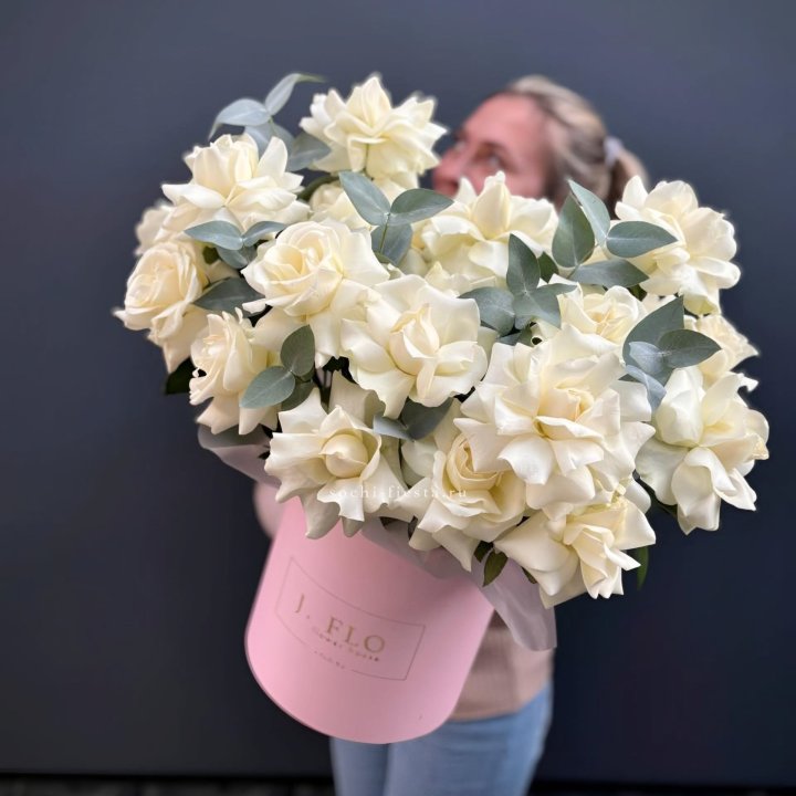 25 Французских белых роз в боксе в Саратове