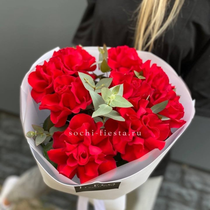 9 Красных французских роз в Саратове