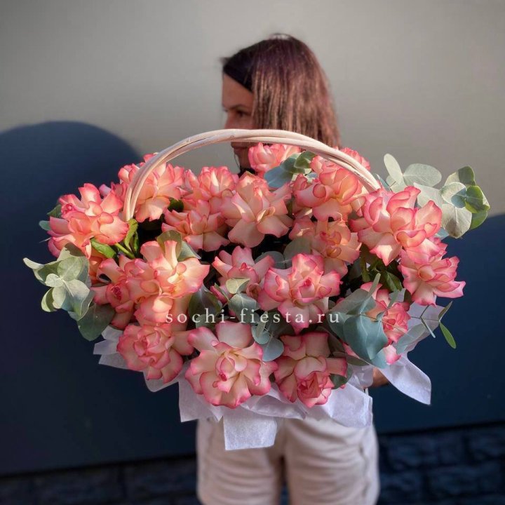 25 Французских роз Джумилия в корзине в Саратове