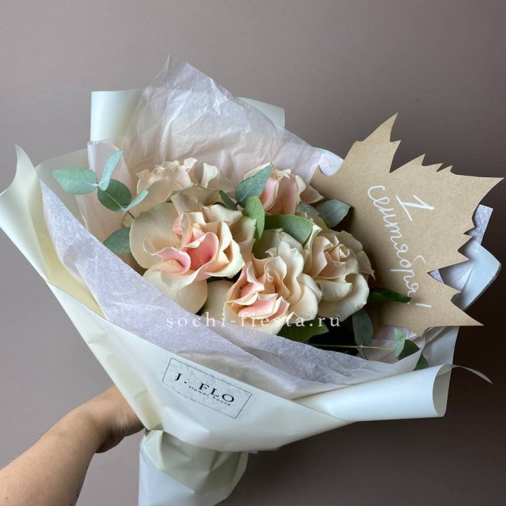 Букет кремовых роз к дню знаний в Саратове