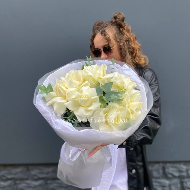 7 Белых французских роз  в Саратове