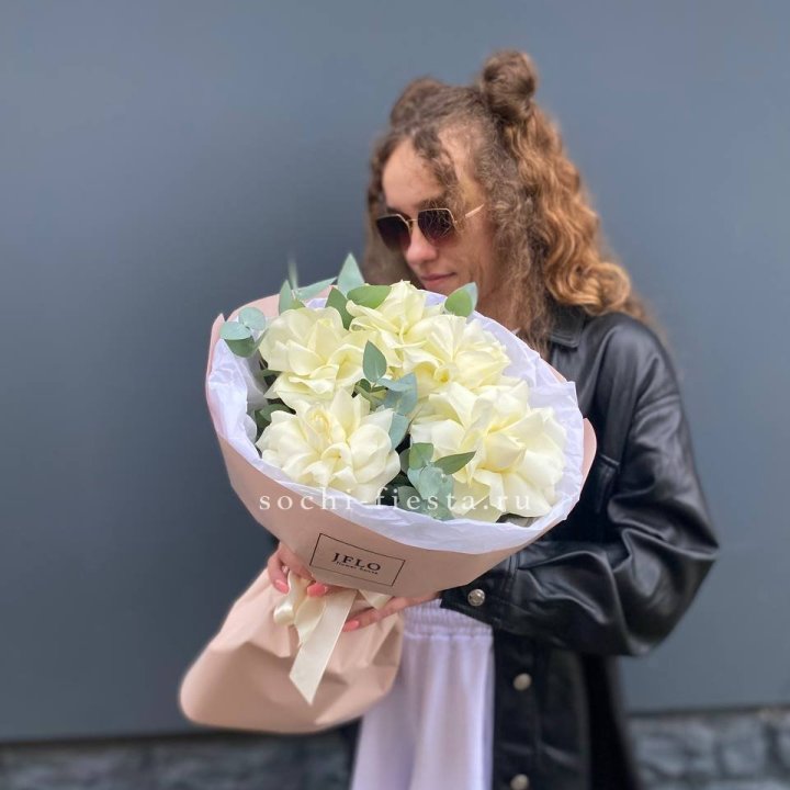 5 Белых французских роз в Саратове