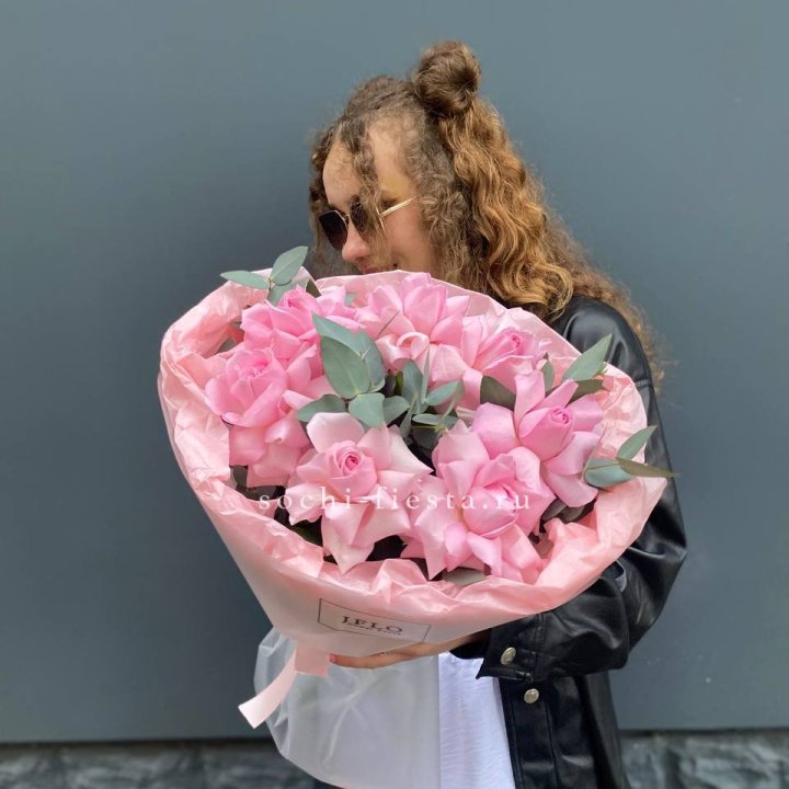 7 розовых роз в Саратове