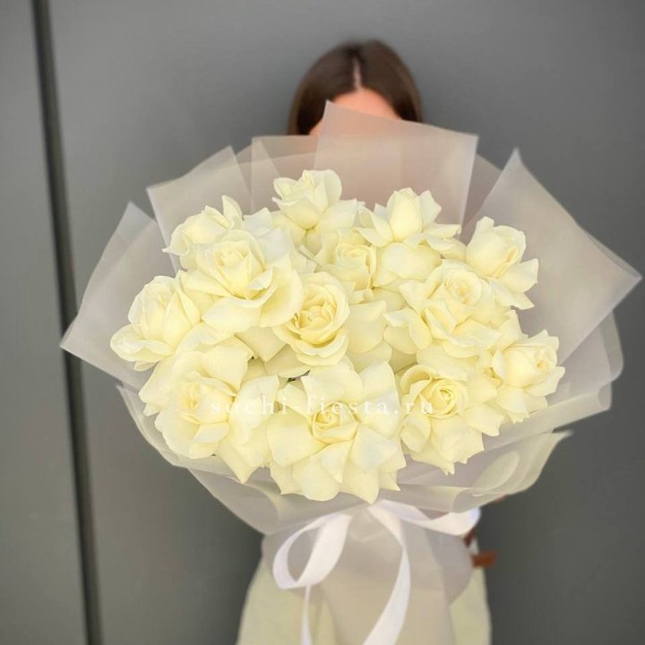 13 белых роз в Саратове