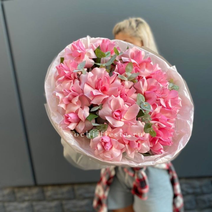 17 розовых роз в Саратове