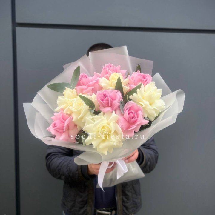 11 бело-розовых роз в Саратове