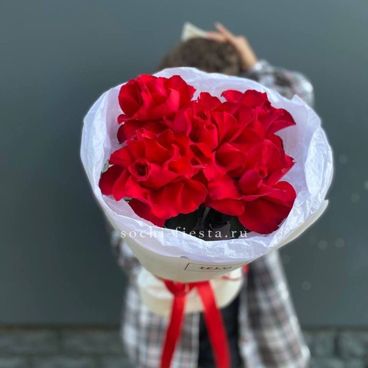 5 французских красных роз в Саратове
