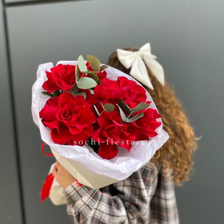 7 красных французских роз в Саратове