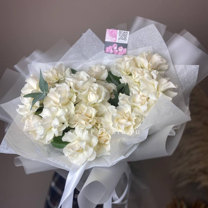 21 французских роз с эвкалиптом в Саратове