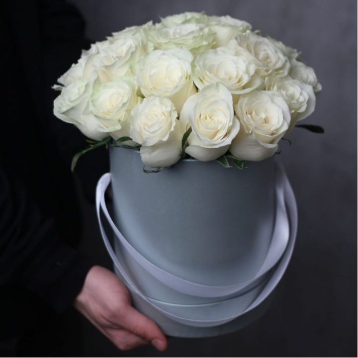 15 белых роз в цилиндре в Саратове