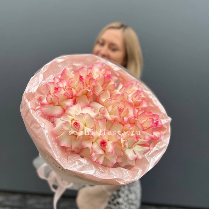 9 французских роз Джумилия в нежном оформлении в Саратове