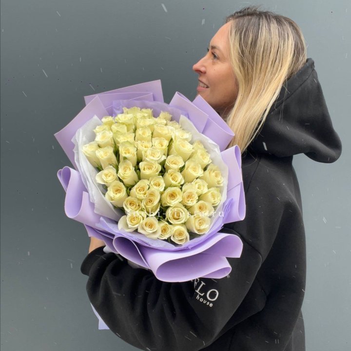 51 белая кенийская роза в оформлении в Саратове