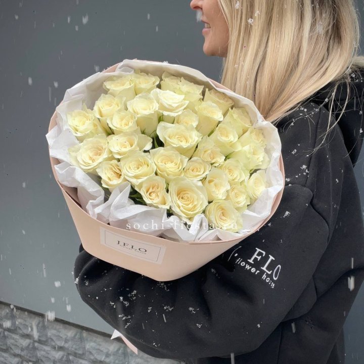 31 белая роза в оформлении в Саратове