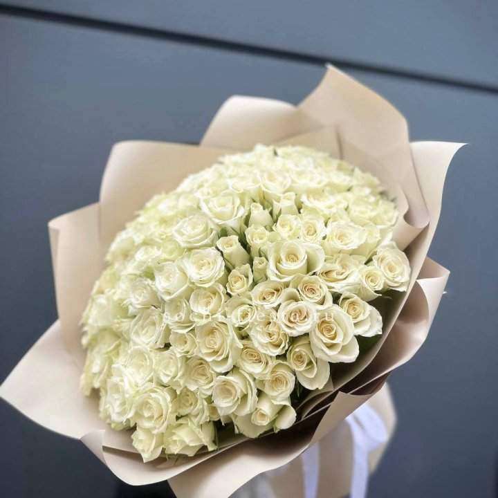 101 белая роза Атена в Саратове