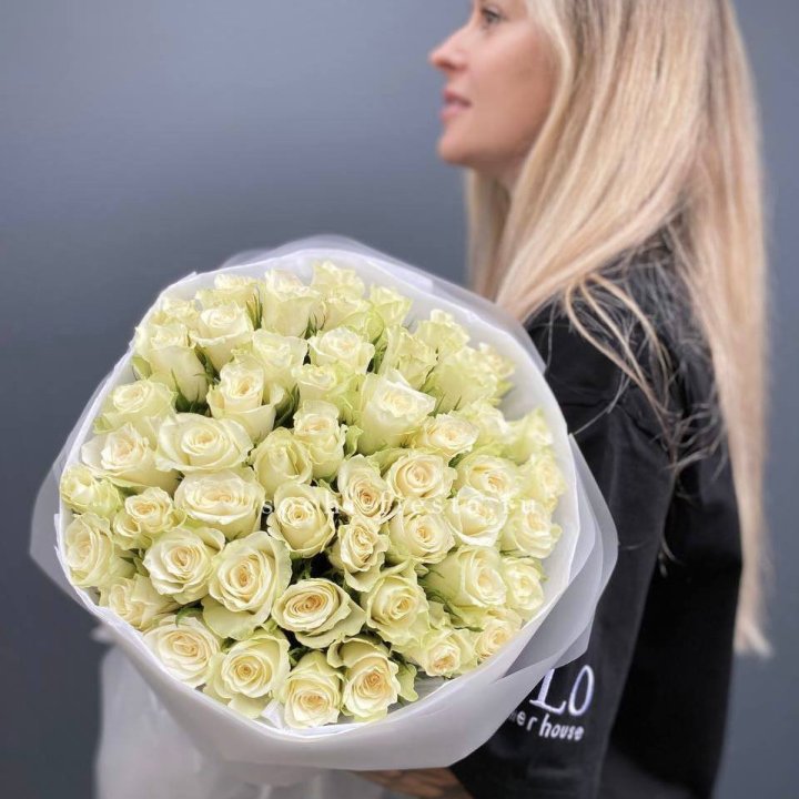 Воздушный букет из 51 белой кенийской розы в Саратове