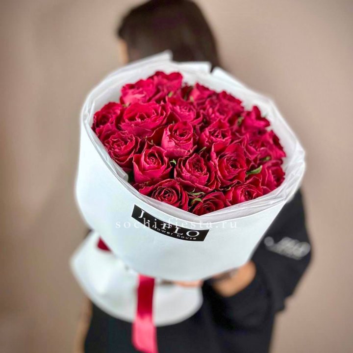 Букет красных роз мадам ред в Саратове